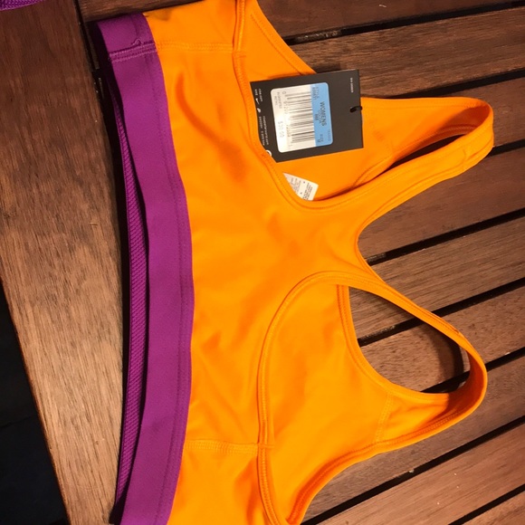 Nike Dri-fit women’s top and sports bra - Picture 2 of 3